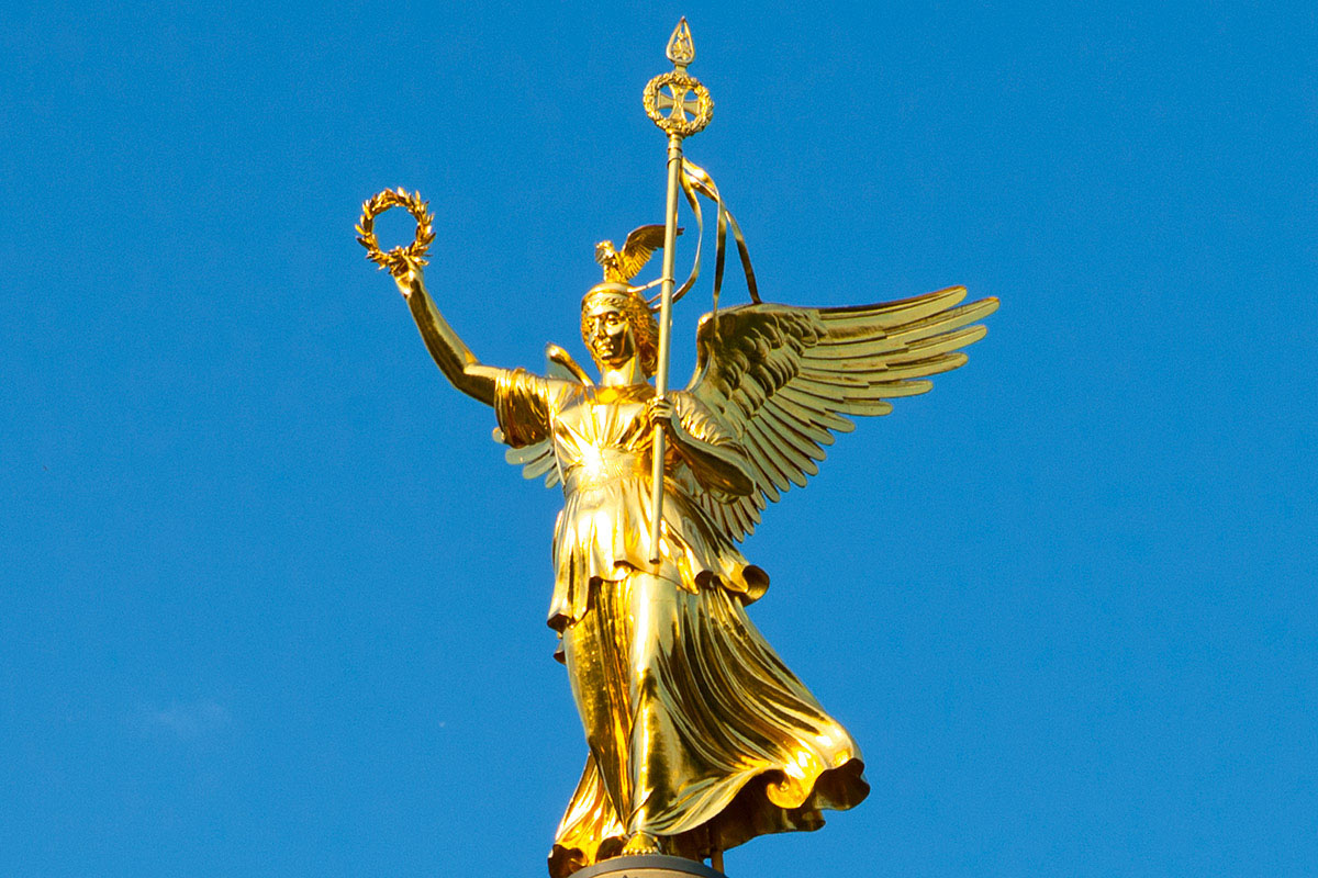 Eine schöne Foto der goldene Else von Berlin, die Siegessäule mit der goldenen Skulptur gehört zu den bekanntesten Wahrzeichen von Berlin. Der Himmel ist blau.