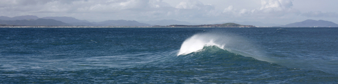 eine schoene Welle bewegt sich im Mitte des Meer und der Wind blaese dagegen, es war eine Fotoaufnahme in Sueden Brasiliens, Santa Catarina, Laguna