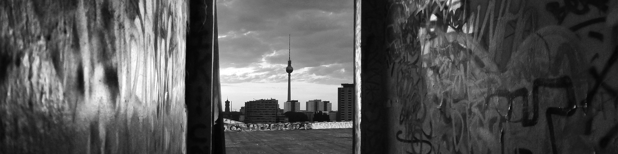 Fernseheturm von Berlin fotografiert von der Dach eine Alte verlassene Seifefabrik