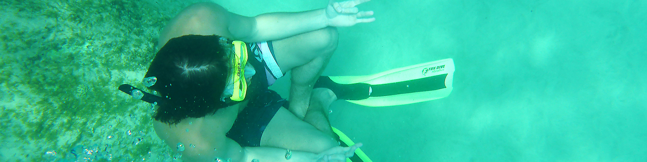Eine Unterwasser Fotografie von ein Man unterwasser, er ist in meditations pose mit gekreuzte Beinen. Es ist der Meeresgrund zu sehen und ein paar Luftblasen. Der Man ist mein Sohn Simon. Dieses Bild gehört zu meine Page Philosophie
